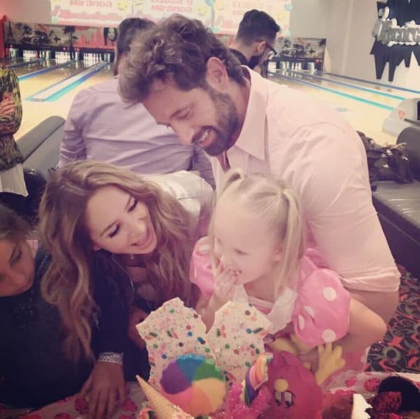 Los papás estuvieron muy contentos de celebrar a sus pequeñas en familia y con sus amigos más cercanos.