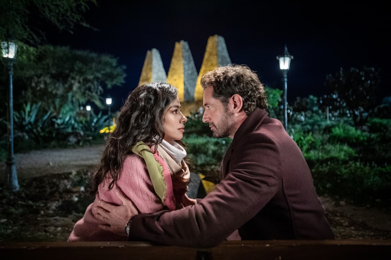 Inesperadamente conocerá a 
<b><a href="https://www.univision.com/shows/te-acuerdas-de-mi/te-acuerdas-de-mi-novela-personajes-elenco-gabriel-soto-fatima-molina-univision" target="_blank">Vera</a></b> (Fátima Molina), una joven que lo conquistará por completo. Esto lo impulsará a querer separarse de su esposa para vivir su amor. Sin embargo, una terrible amenaza de su suegro contra la joven detendrá sus planes y frustrará su ilusión. Años después, la pareja volverá a encontrarse en las circunstancias menos esperadas y en cada episodio se descubrirá si tendrán una segunda oportunidad para su romance.
