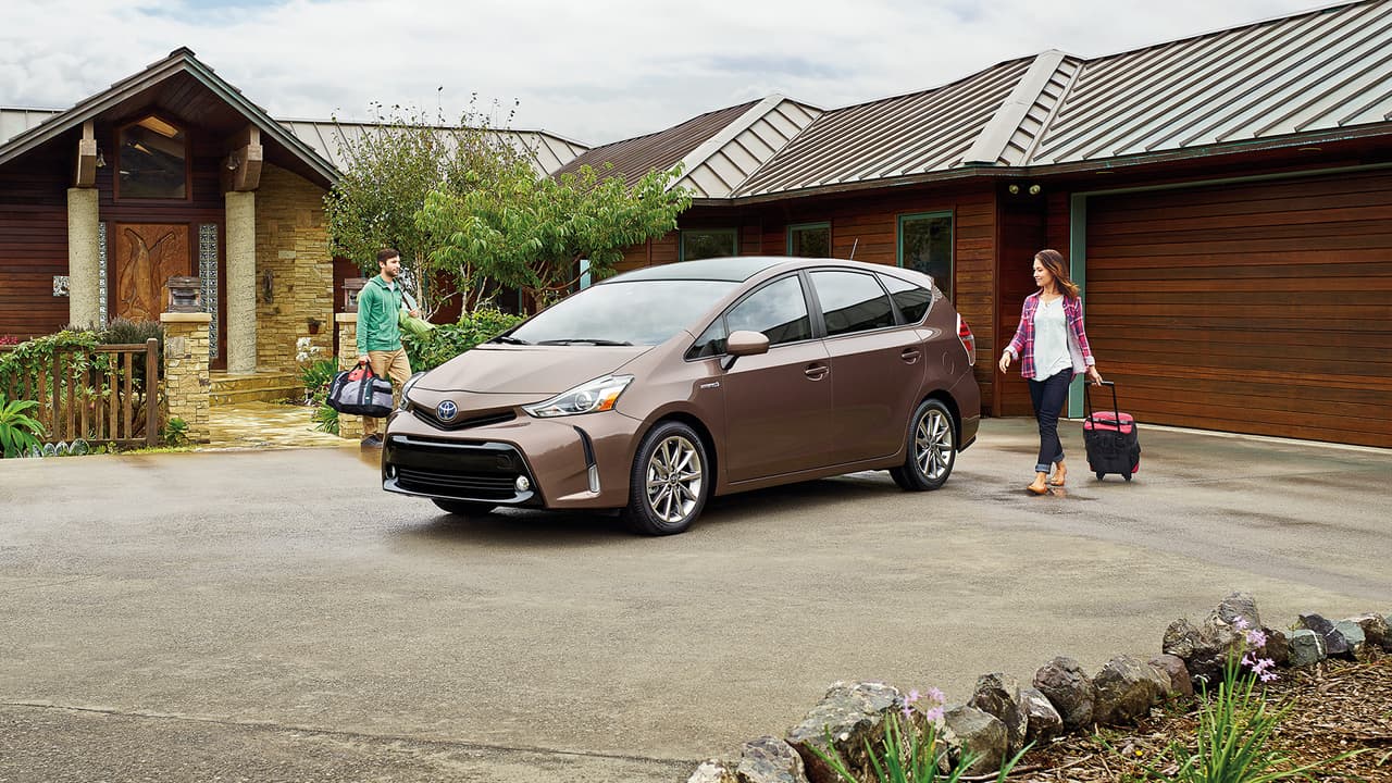 <b>Autos medianos: </b>La
<b> Toyota Prius V</b>, el miembro más espacioso de la familia de híbridos Prius de Toyota fue la única microvan del mercado en ganar el premio ‘Selección Tope de Seguridad Plus’ del IIHS para 2017. La Toyota Prius V fue también uno de los siete vehículos en obtener la máxima clasificación de 'bueno' para su sistema de iluminación.