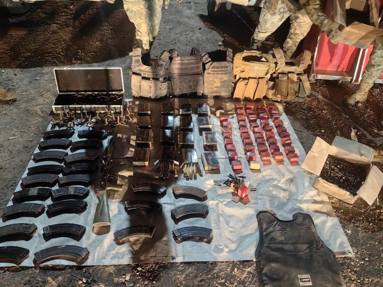 En el interior de ellos hallaron
<b> máquinas tragamonedas, armas, cargadores, cartuchos y chalecos antibalísticos</b>.