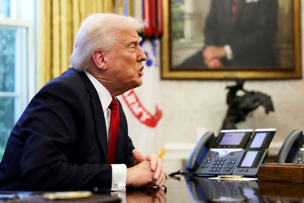 Trump sale en defensa del jefe del Pentágono en el escándalo de la filtración de información de seguridad nacional en un chat de Signal