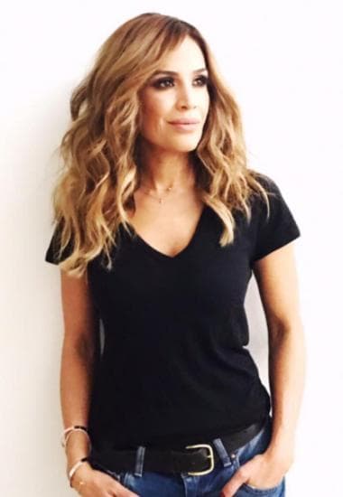 Karla ha pasado de tonos rubios a otros más oscuros. En el 2017 la veíamos con el cabello abundante en diferentes tonos de dorado.