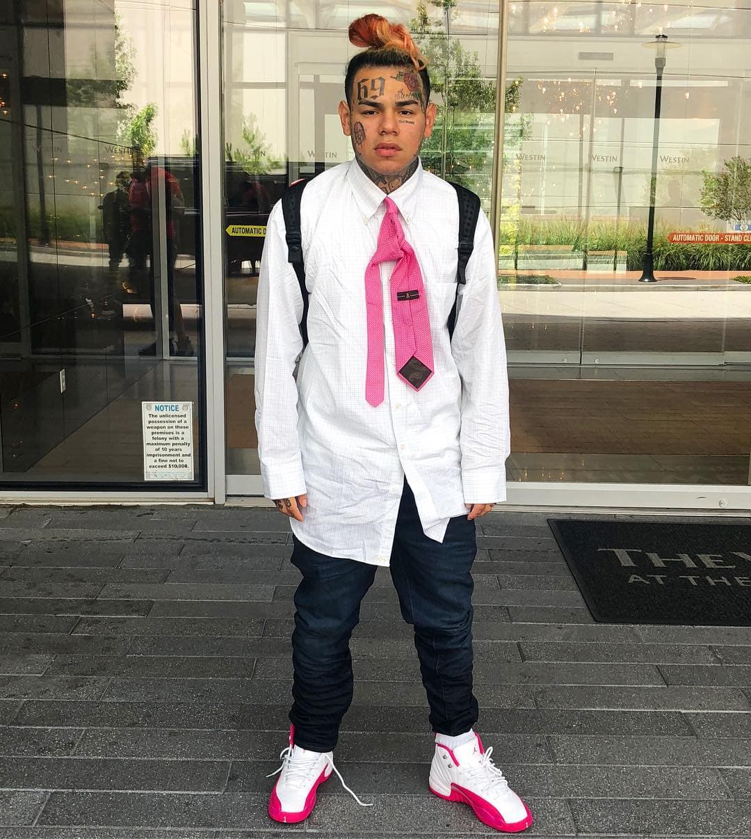 Tekashi 6ix9ine argumentó que su seguridad está en riesgo debido que 
<b><a href="https://www.univision.com/famosos/tekashi-testifica-en-una-corte-que-cardi-b-era-miembro-de-su-pandilla-y-asegura-que-no-la-copio-para-tener-exito-fotos" target="_blank">testificó en contra</a></b> de la pandilla The Nine Trey Bloods.