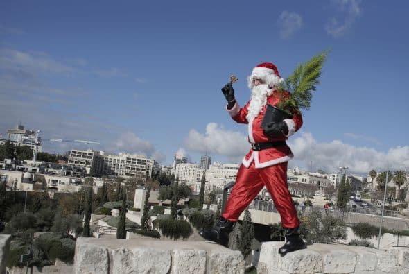 En Jerusalén repartió árboles de navidad para que su mensaje de amor y paz fuera escuchado.