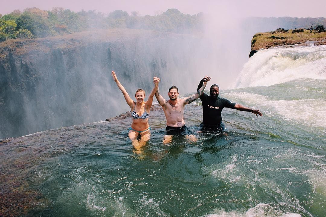 <b><a href="http://devilspool.net">Devil's Pool</a>, Cataratas Victoria (Zambia)</b>
<br>Para los amantes del riesgo, esta pequeña laguna al borde de las cataratas Victoria es el paraíso. Si se te olvidó el palo de selfie, te puede ayudar el vigilante que se asegura de que nadie sobrepase la muralla de roca.
