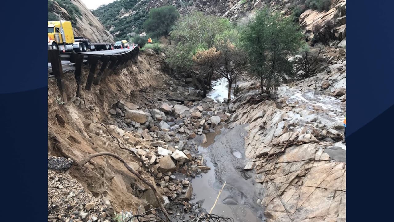 Las lluvias del monzón provocaron deslaves e inundaciones que obligaron a las autoridades a cerrar un tramo de la autopista 60 en Arizona.