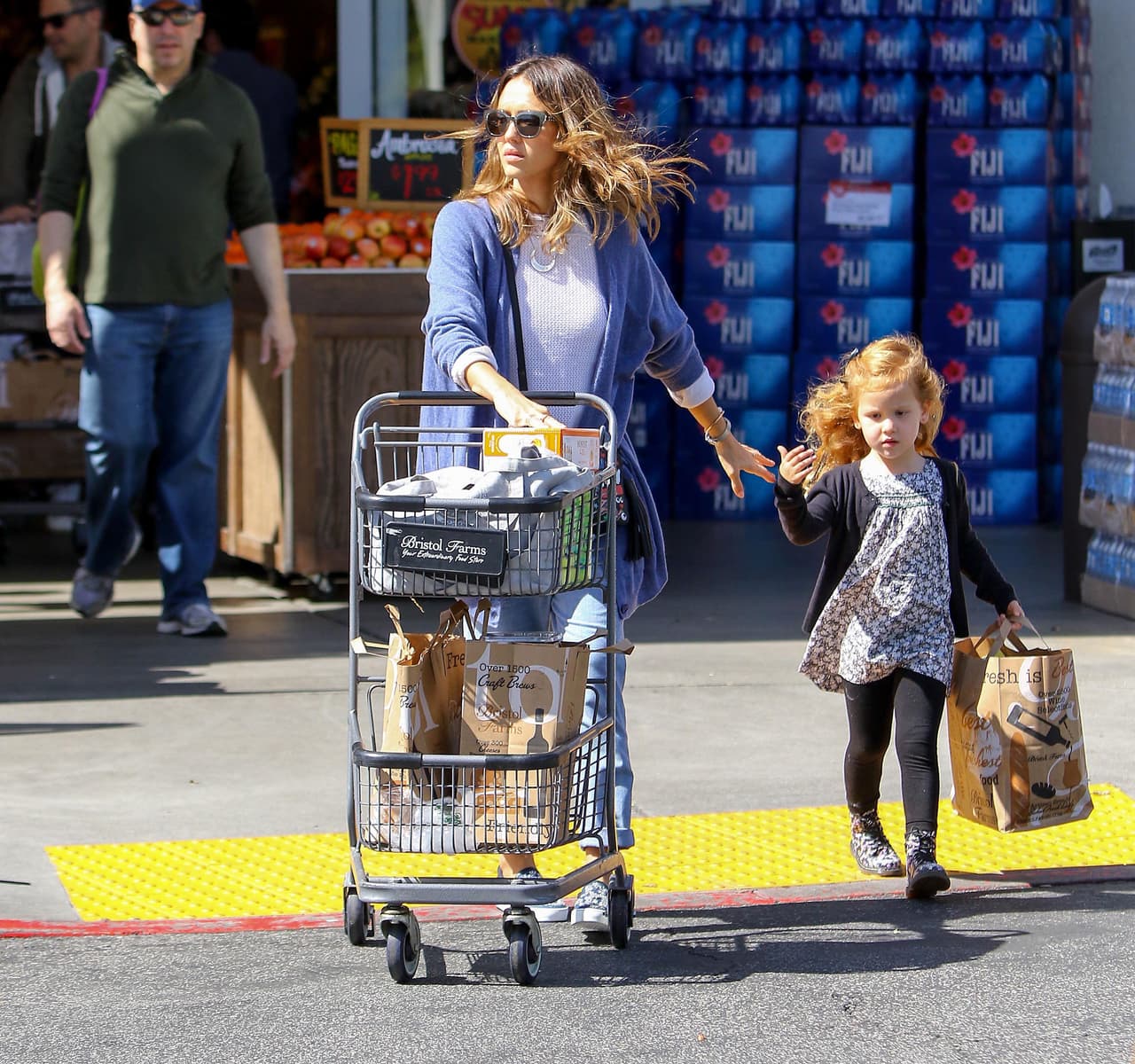 Revisando si no vienen autos antes de cruzar el estacionamiento.