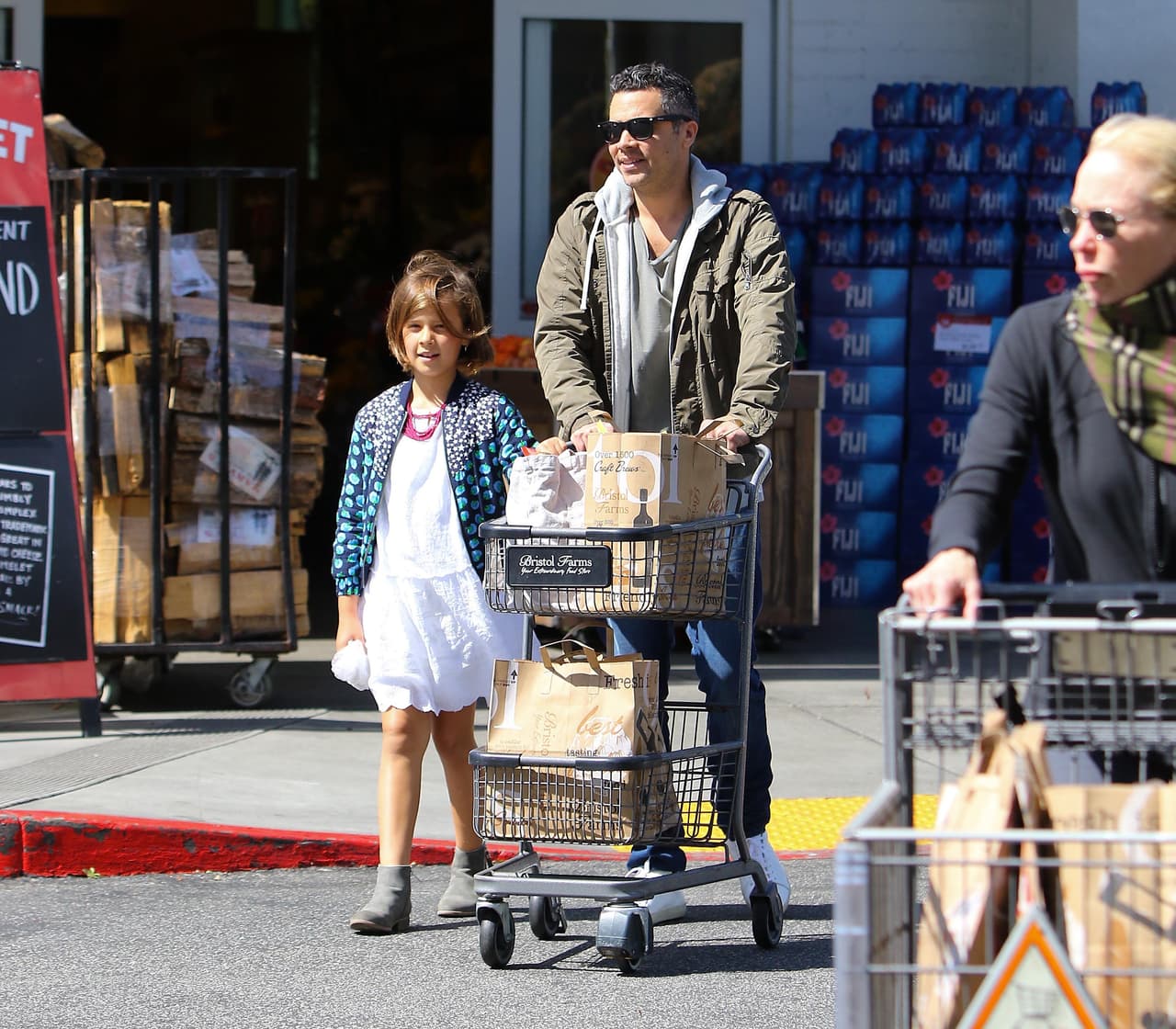 Su hija mayor Honor iba con su papá, Cash Warren.