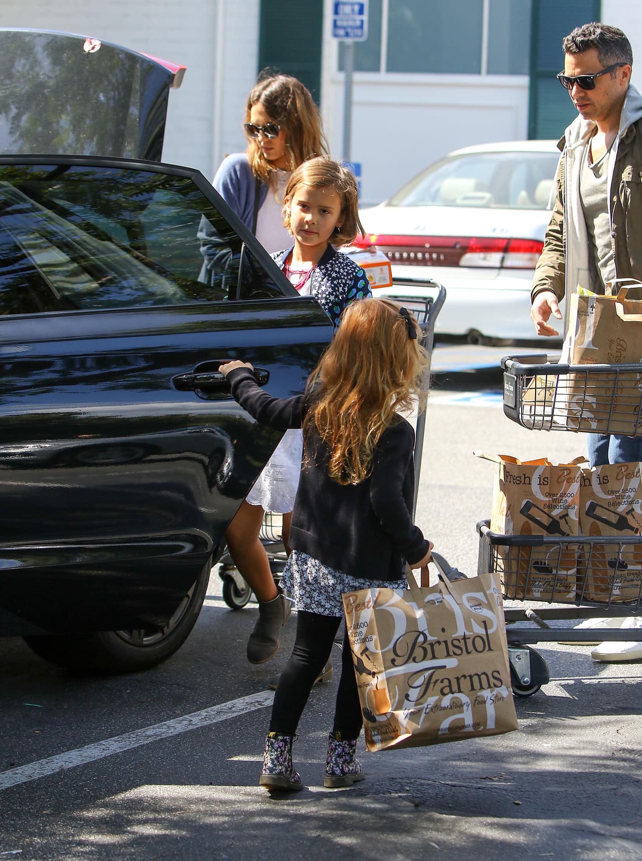 Hasta las chicas ayudaron a guardar todo.