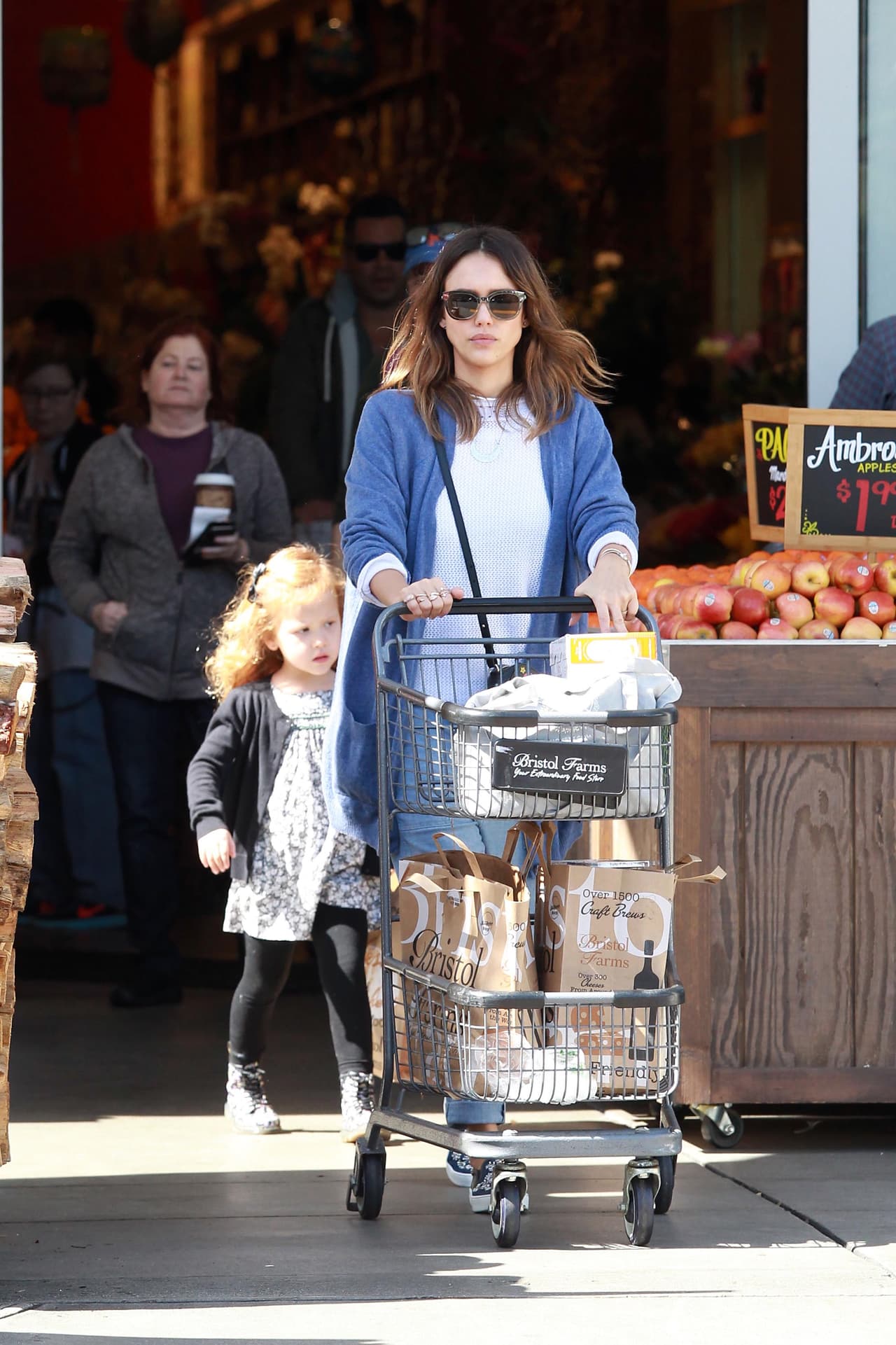 Jessica empujaba su carrito mientras la seguía su hija menor, Haven.