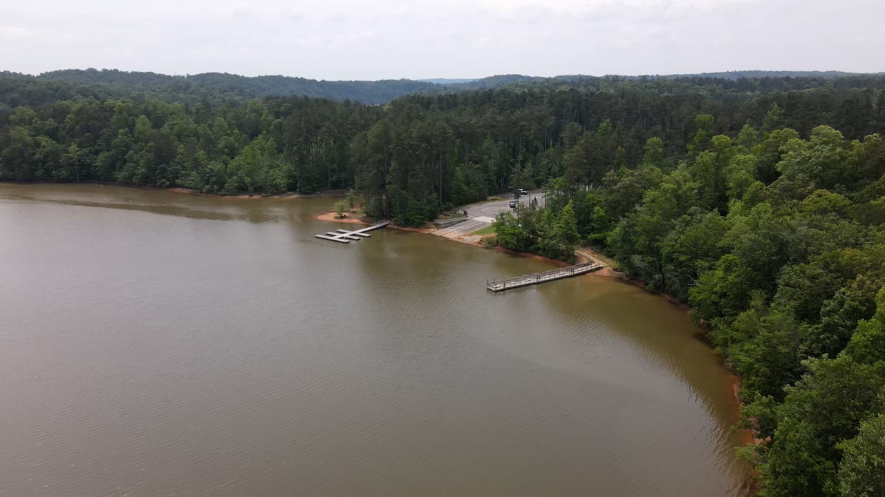 <b><a href="https://gastateparks.org/DonCarter">Don Carter</a></b> -ubicado en Gainesville a unas 65 millas en auto al noreste de Atlanta- es el único parque estatal en el lago Lanier.