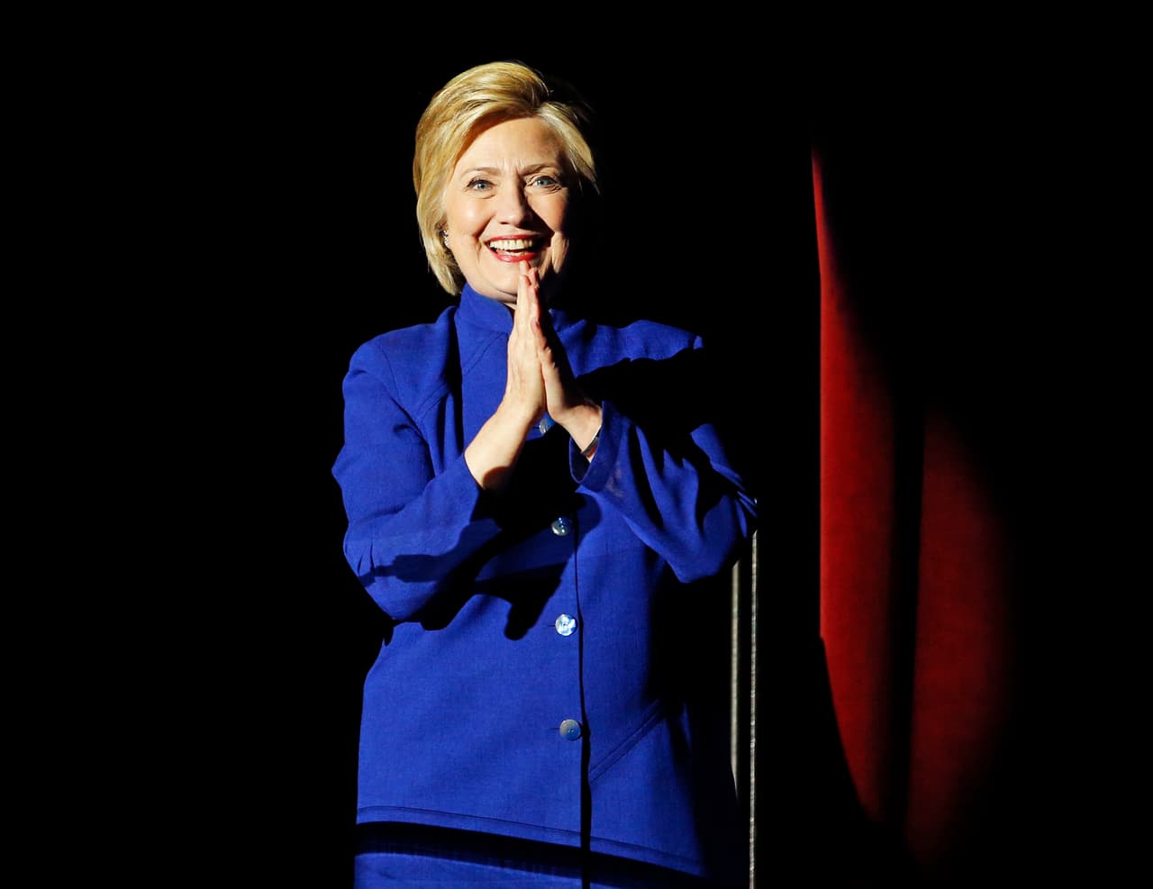 Una Clinton cautelosa espera por California para declararse candidata presidencial