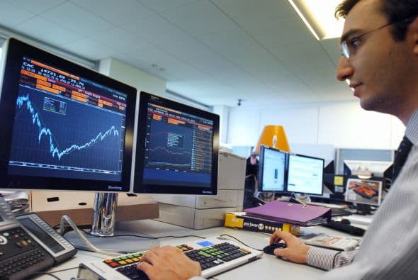 En París, el índice CAC 40 subió 0.89%, quedando en 3,225 puntos. En Fráncfort, el índice DAX ganó 1.25%, en 6,220.01 puntos. La Bolsa de Londres se sumó a las ganancias, y el índice FTSE 100 subió un modesto 0.37% respecto al cierre del viernes, estableciéndose en 5,657.44 puntos.