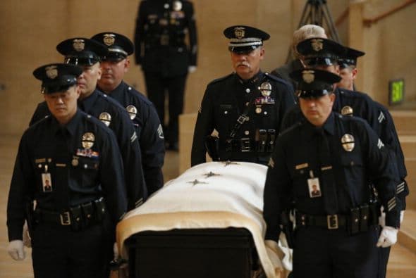 Familiares, amigos y miles de oficiales de distintas fuerzas de seguridad local ofrecieron sentido velatorio oficial Nicholas Lee, con el oficio del Arzobispo José Gómez en la sede de Nuestra Señora de Los Ángeles. Los restos del oficial de entrenamiento serán sepultados hoy en el cementerio Forest Lawn Memorial en la ciudad de Glendale. Detalles del trágico accidente que cobró la vida del respetado oficial aquí: Mira el reportaje completo aquí.