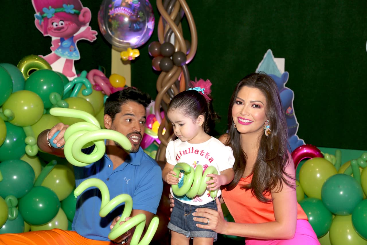 Posó junto a su papá Luis Carlos Martínez y su mamá, Ana Patricia Gámez, antes de vestirse de gala para recibir a sus invitados.