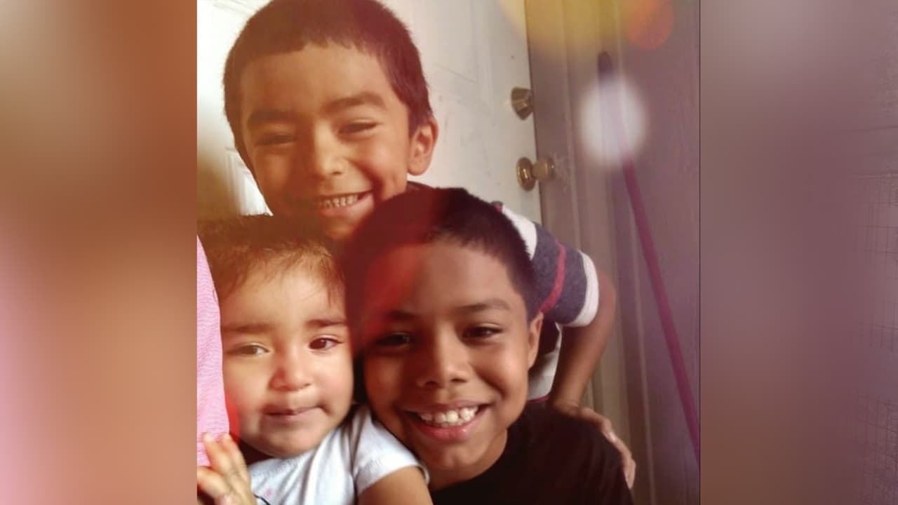 “Algunas veces llevo a los niños a pasar las horas en el parque, a veces vamos a caminar y cuando llega la noche saco los ‘car seats’ del carro, acuesto los asientos, tenemos cobijas, los tres chiquitos se duermen atrás, mi hijo grande y yo al frente”, continuó la mujer.