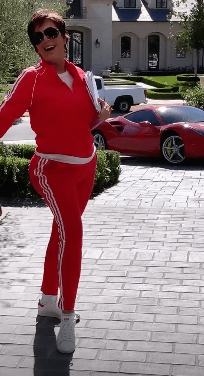 <h3 class="cms-H3-H3"><b>Kris Jenner y su Ferrari 488 GTB</b></h3>
<br>
<br>Luego de ser sorprendida por su hija Kylie con un hermoso Ferrari 488 GTB, 
<a href="https://www.univision.com/temas/kris-jenner" target="_blank">Kris</a> aprovechó para dar un paseo vestida con ropa deportiva roja y gafas negras, y de esta manera hacer juego con su nuevo juguete italiano. La ‘mamá Jenner’ recibió esta joya sobre ruedas como regalo adelantado de cumpleaños.
<br>