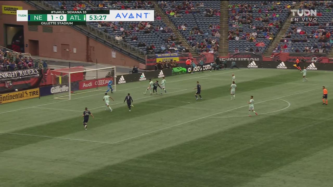 ¡No la puede empujar! Se le escapa la pelota a Carles Gil