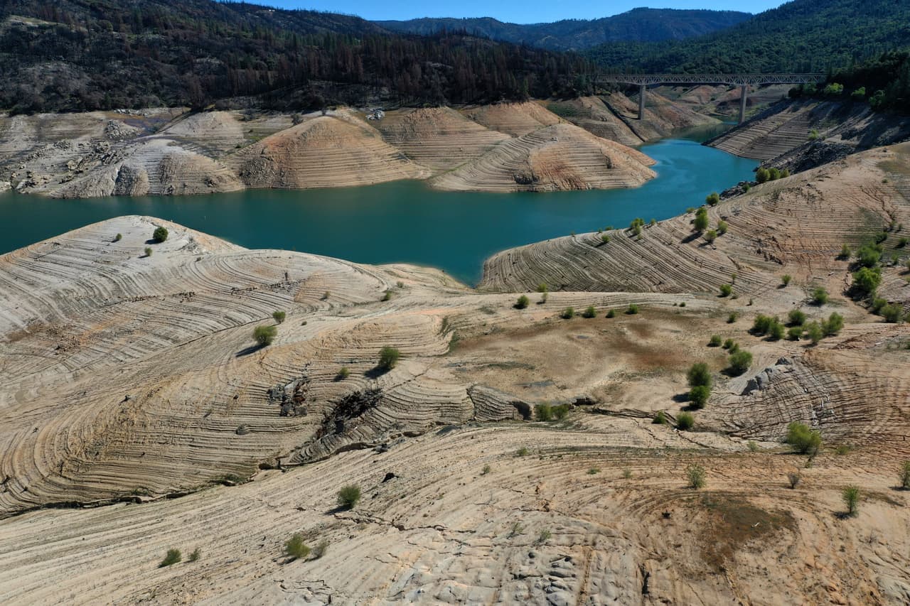 El Lago Oroville, el segundo reservorio más grande de California, está a tan solo
<a href="http://oroville.lakesonline.com/Level/" target="_blank">42 por ciento de su capacidad</a>, y su estado actual recuerda a las imágenes más impactantes de la sequía extrema en California en los años 2014 y 2015.