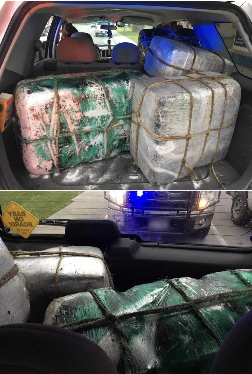 La camioneta SUV marca Ford modelo Escape estaba cargada de cajas con drogas según las autoridades.