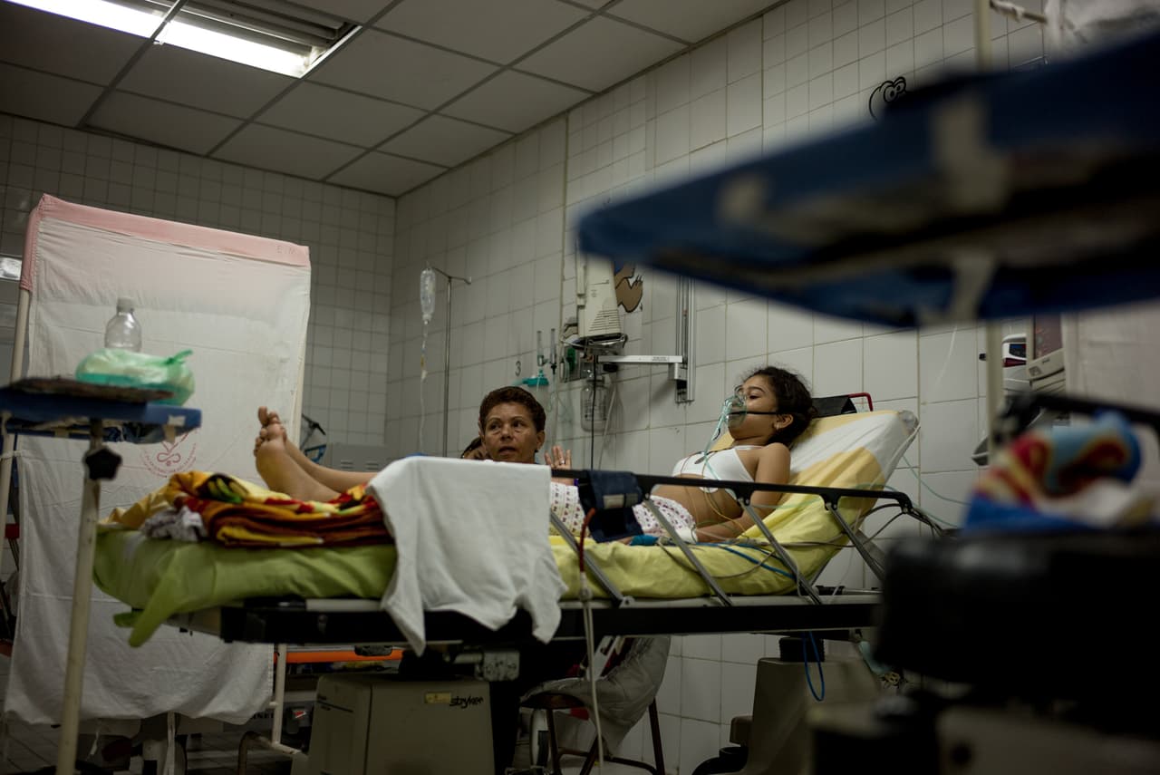 Una niña con problemas respiratorios recibe nebulización en una sala de emergencias improvisada, que sustituye a la sala convencional que no estaba en funcionamiento.
