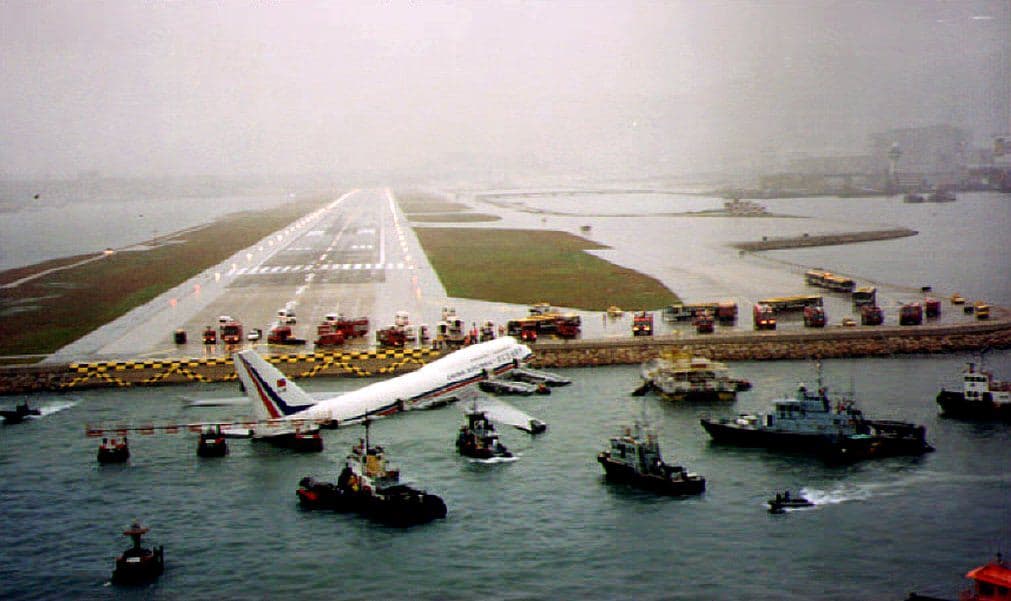 <h3 class="cms-H3-H3">Aeropuerto Kai Tak, Hong Kong</h3>
<br>
<br>Fue el aeropuerto internacional de Hong Kong hasta 1998, después de lo cual fue cerrado y reemplazado por el Aeropuerto Internacional de Hong Kong.
<br>
<br>Es uno de los aeropuertos más aterradores con aterrizajes y despegues peligrosos debido a los vientos cruzados que soplan constantemente. 
<br>
<br>El hecho de que el aeropuerto esté rodeado por una región montañosa lo hace aún más aterrador y también merece un lugar en la lista de los aeropuertos más peligrosos del mundo.
<br>