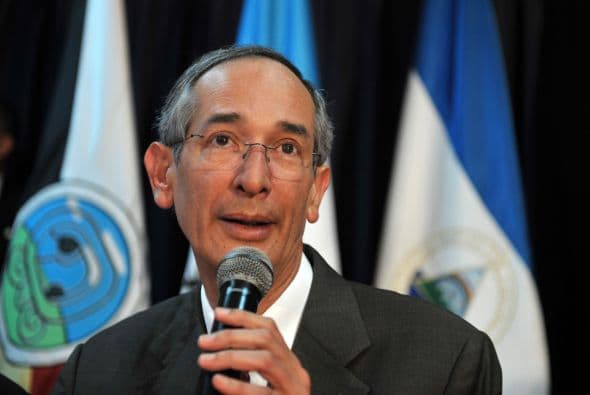 En una rueda de prensa, Colom dijo que 'esta decisión es difícil, pero se tomó para evitar presiones al sistema de justicia. Estamos convencidos que no hay prohibición para que Sandra se postule', dijo.