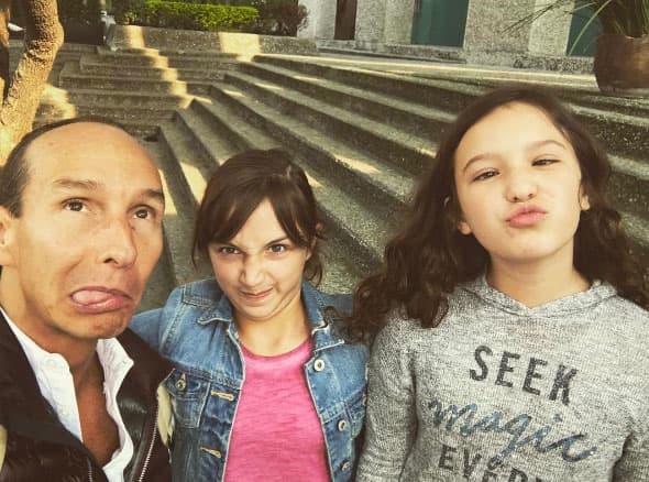 Erik Rubín bromeando con sus hijas Mia y Nina.
