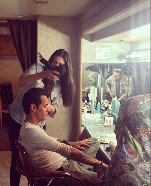 Este ídolo de la salsa tampoco se olvidó de compartir una imagen desde la intimidad de su camerino. A él sí que le encanta ponerse bello.