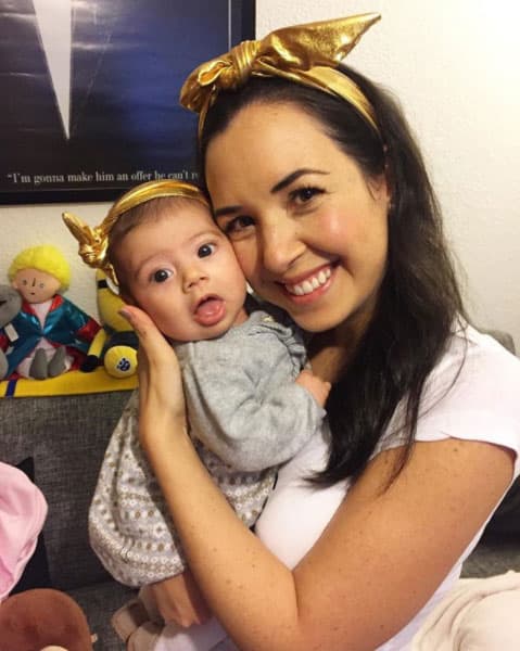 Poco a poco la actriz se convierte en una experta vlogera en YouTube, por eso tuvo una plática en vivo con sus seguidores para celebrar los dos meses de vida de su pequeña.