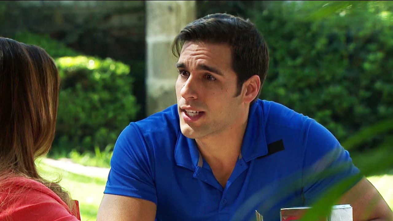 El papacito de Ari no entiende lo que pasa.