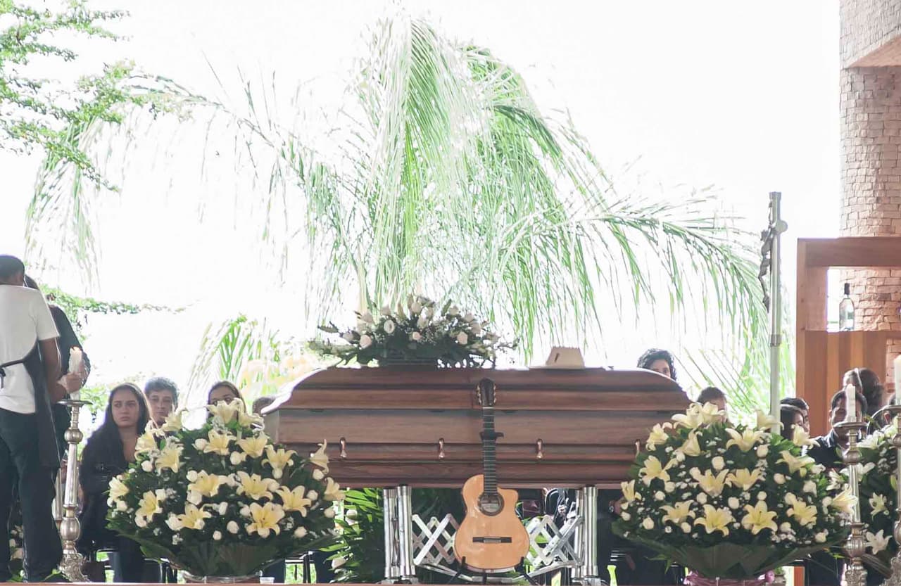 Joan Sebastian, 'El Poeta del Pueblo', es despedido en su rancho 'Cruz de la Sierra', lugar donde pasó los últimos dos meses de su vida.