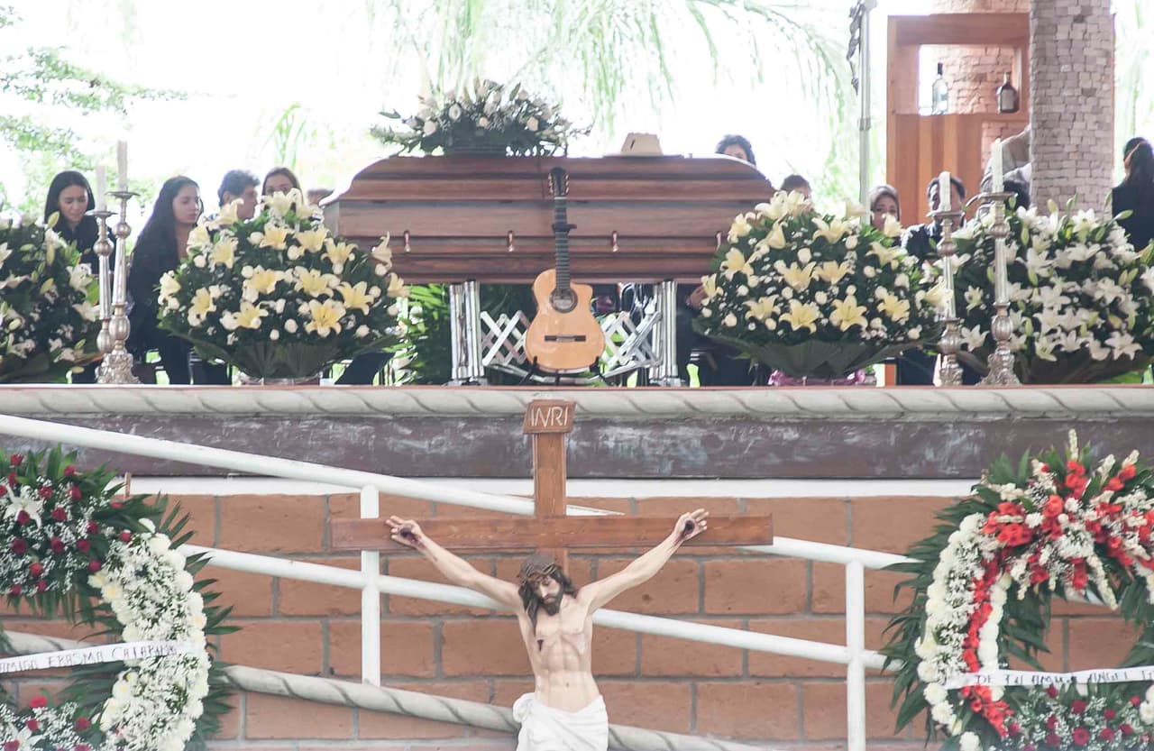 A un costado del féretro fue colocada una de las inseparables guitarras de Joan.