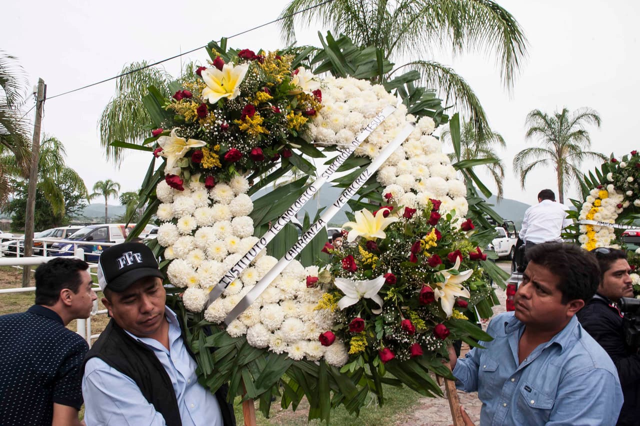 Durante la mañana y tarde del 14 de julio llegaron varios arreglos florales.