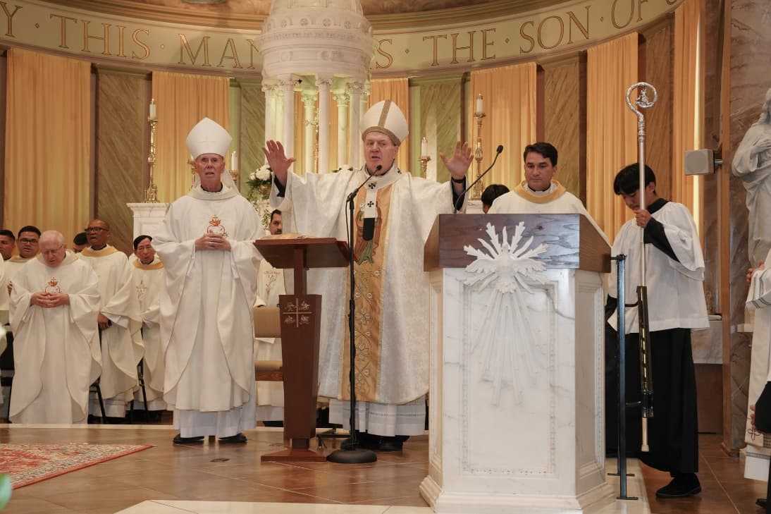 El cardenal Joseph W. Tobin —de pie entre el obispo Auxiliar Gregory J. Studerus (izquierda) y el sacerdote Helber Victoria (derecha)— ofició la misa del 160º aniversario en la Parroquia de San José de las Palisades en West New York.