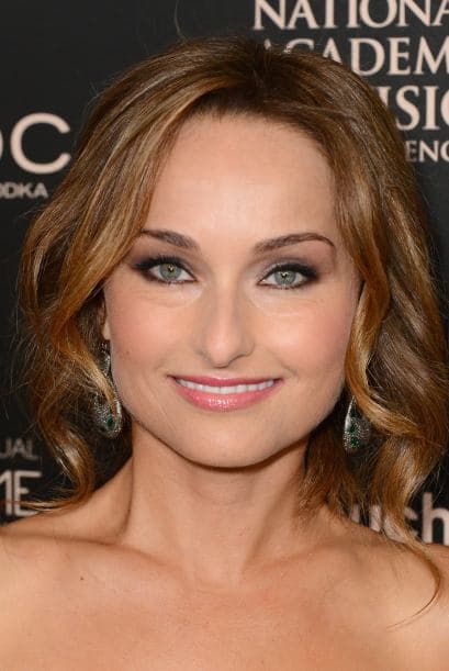 Pero en honor a la verdad, con esos ojitos nos damos por bien servidos, Claro que sus programas de televisión y sus libros y todo su sazón, son sólo un extra muy rico.