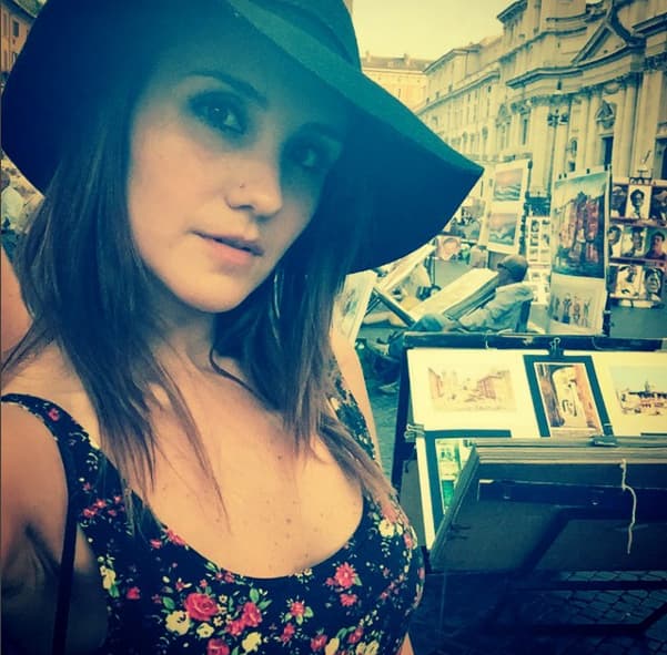 Pero hasta cuando está de vacaciones luce espectacular, en esta imagen andaba por Italia.