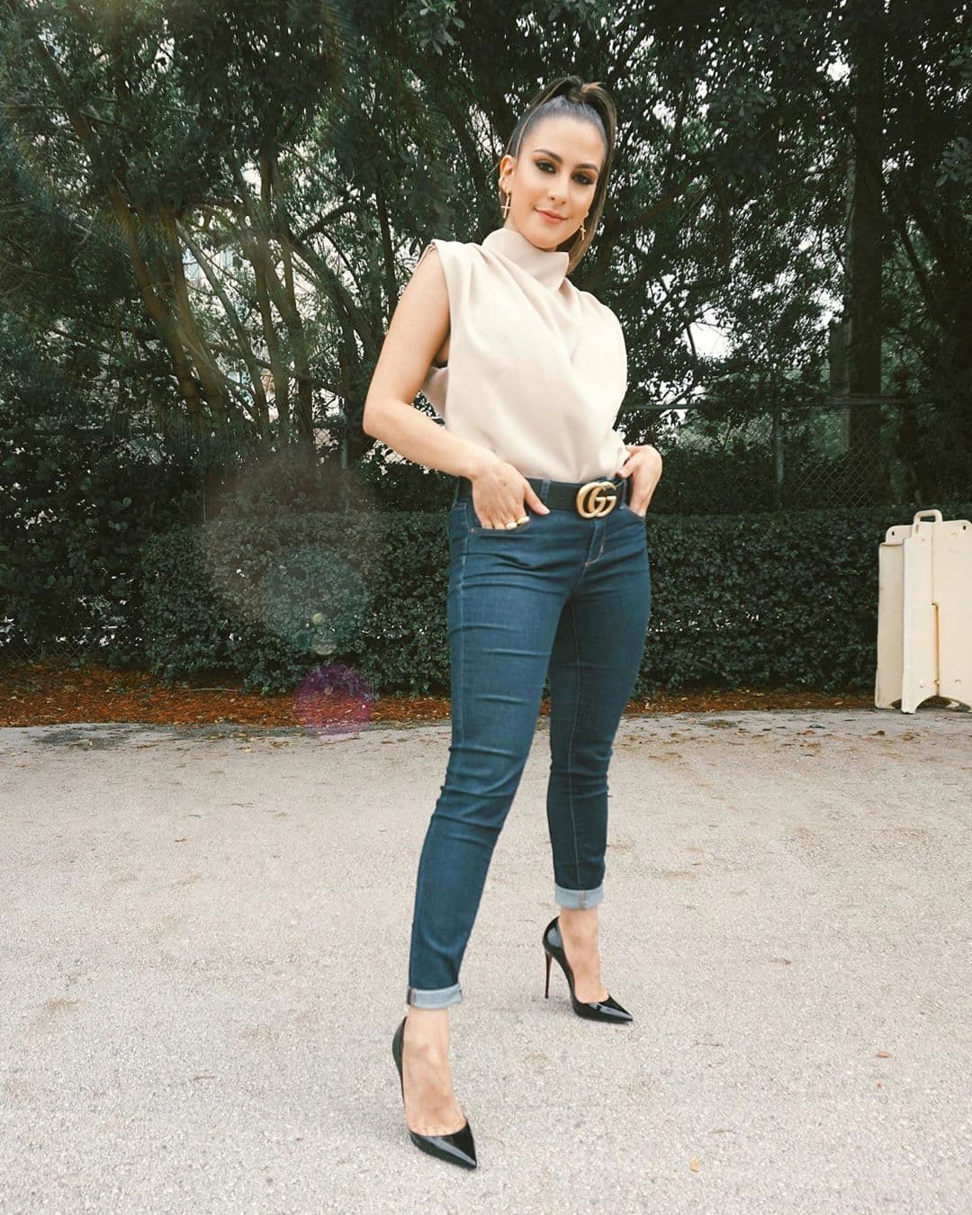 La millennial de Despierta América luce siempre a la moda y en esta ocasión nos muestra cómo usar jeans con un 'cropped' en tonos neutros.