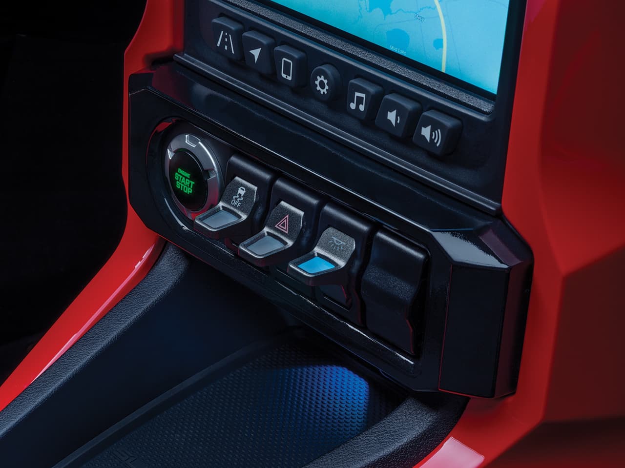 Incrementaron el número de espacios de carga dentro de la cabina para asegurar dispositivos. Incluyendo uno en la consola central para un teléfono móvil grande y al alcance de puertos USB.