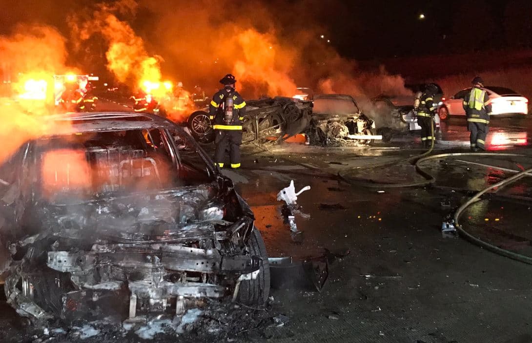 Una persona murió tras un accidente que dejó cuatro vehículos en llamas sobre la autopista 101 en San José