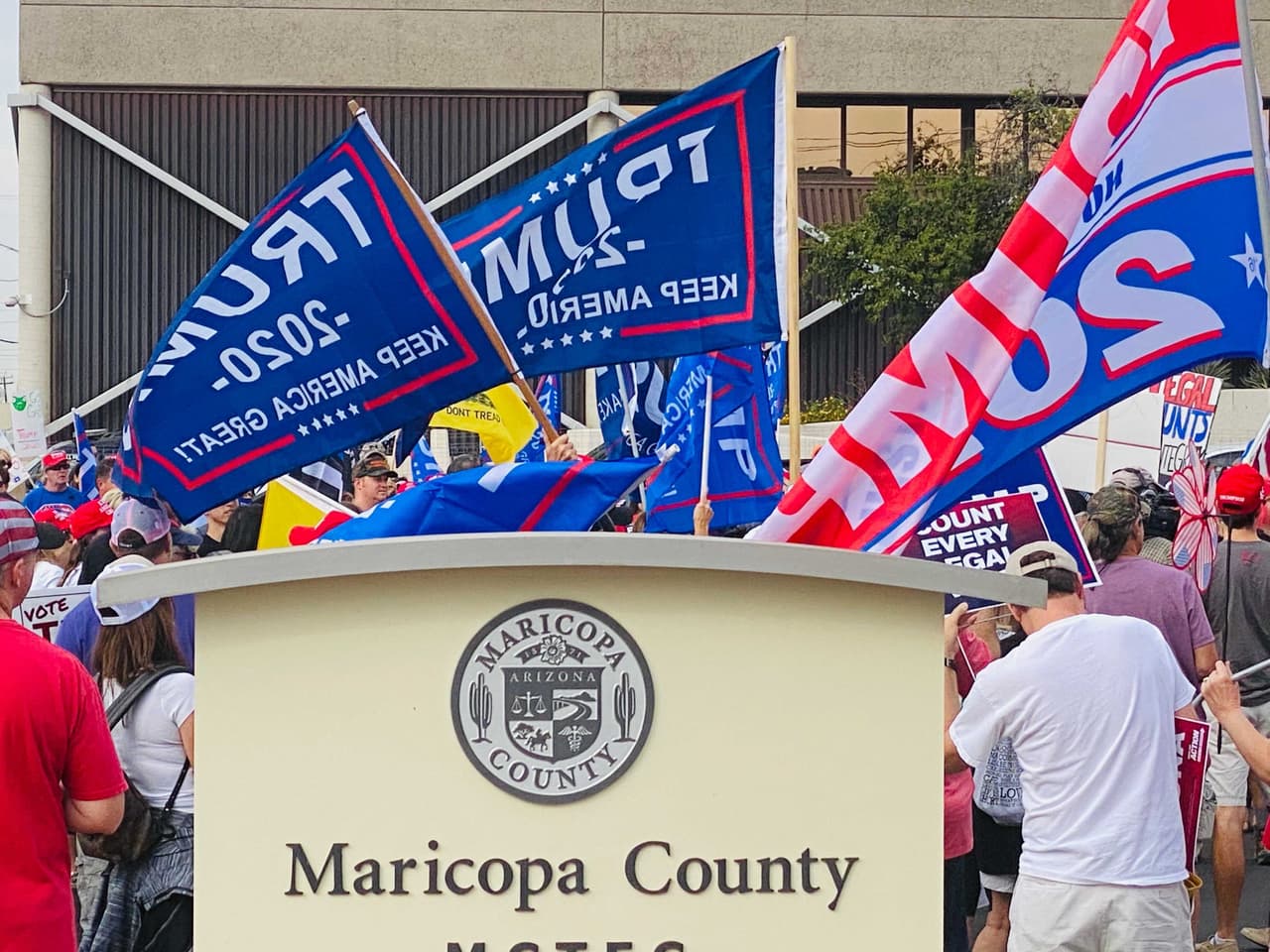 Este es el tercer día en cual un grupo de manifestantes se reúnen a las afueres del Departamento de Elecciones del condado de Maricopa. 
<br>