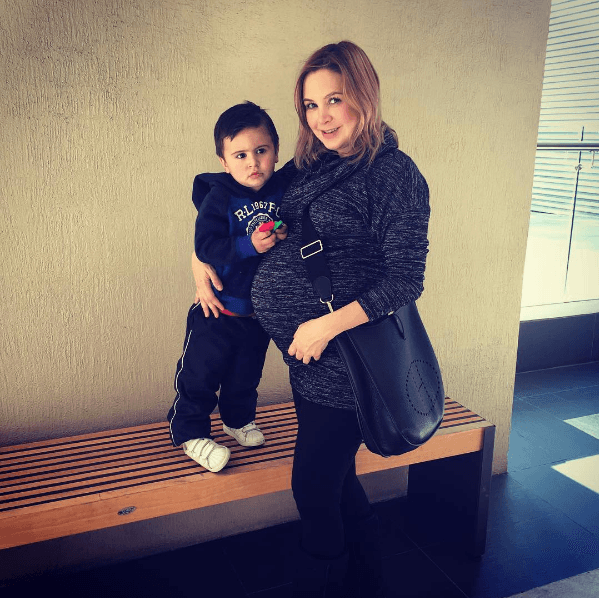 Ellos ya tienen un hijo, el pequeño Santiago quien ya tiene dos añitos de edad.