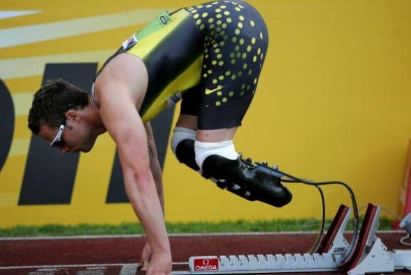 Desde que nació, hace 26 años, en Sandton (Sudáfrica) sin peronés, hasta que el 4 de agosto de 2012 irrumpió en la historia del atletismo al convertirse en el primer amputado que competía en unos Juegos Olímpicos, Oscar Leonard Carl Pistorius se ha pasado la vida luchando por ser admitido entre los deportistas "normales".