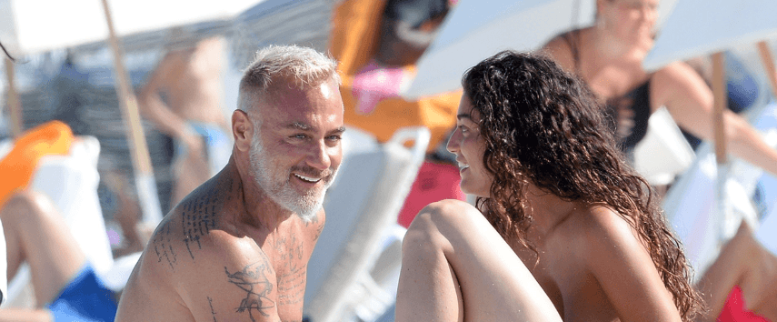 La joven -que estaba en topless- y el millonario conversaban amigablemente bajo el sol de Miami.