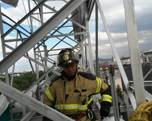 Viento derriba valla publicitaria sobre dos autos en el Valle de México