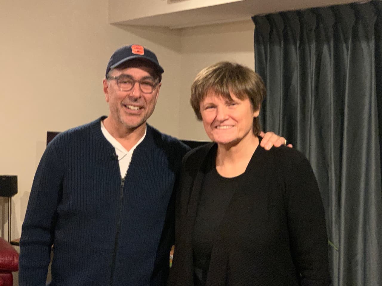 El Dr. David Langer, presidente de neurocirugía del Hospital Lenox Hill en Nueva York, visita a su ex colega de investigación, Katelin Kariko, para felicitarla por su papel como co-inventor de la tecnología de mensajería de ARN utilizada para crear la vacuna covid-19.