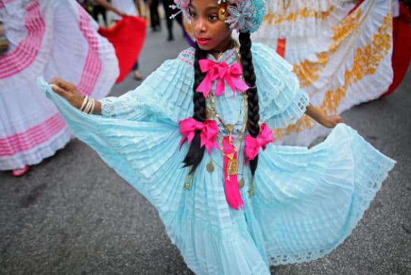 Año con año miles de personas, entre participantes y espectadores, inundan las calles de Brooklyn.