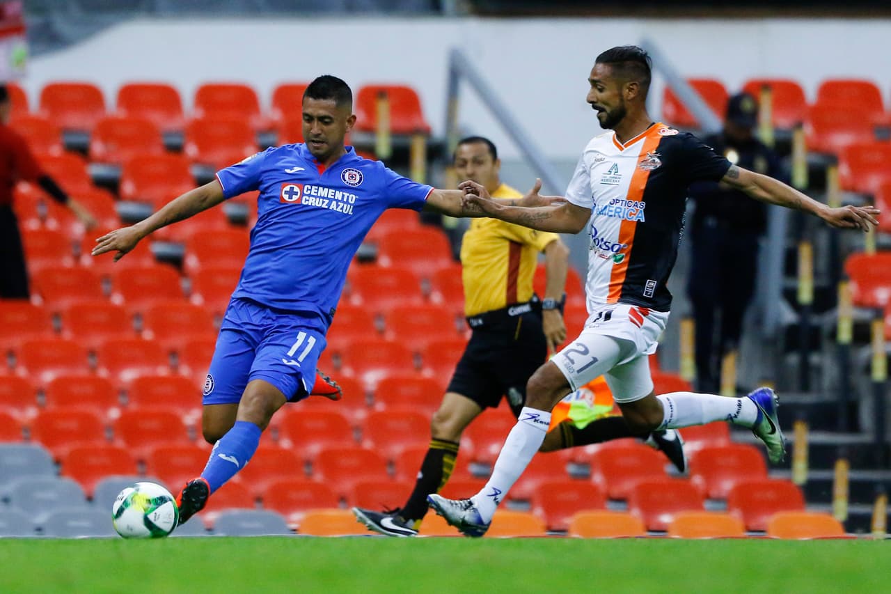 Es verdad, Cruz Azul encimó y copó el área rival, intentó a toda costa, incluso descuidando la retaguardia, con tal de buscar la igualada y eludir la eliminación de la contienda que ganaron en su pasada edición.