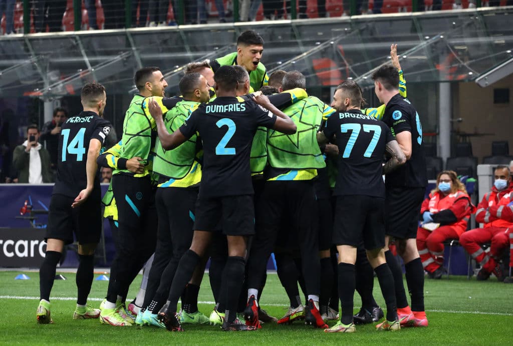Ajax pasa por encima del Borussia Dortmund y golean 4-0, Inter no quiere tener la misma suerte que el Madrid y vencen 3-1 al Sheriff y el Porto continúa en la pelea por su pase a los octavos de final luego de vencer por lo mínima (1-0) al Milan.