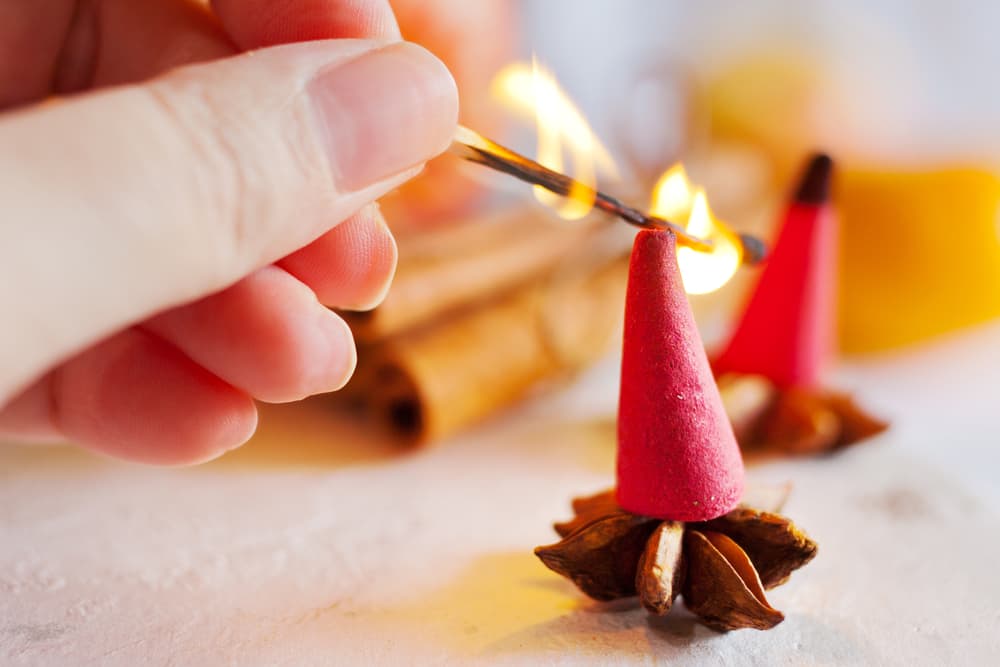 Hay que ser conscientes de que hay rituales que son muy difíciles o hasta imposibles de conseguir. No porque te prometan ganarte la lotería lo harás por arte de magia. Además, saber que no siempre alcanza con un solo ritual para lograr un propósito. A veces se requieren dos o más rituales para conseguir lo que queremos.